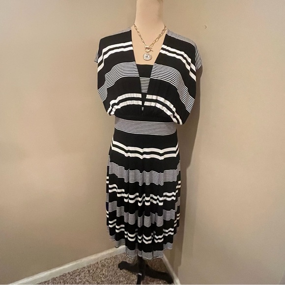 WHBM convertible dress (sleeveless, two shoulder, one shoulder) Size 14 - Picture 5 of 10